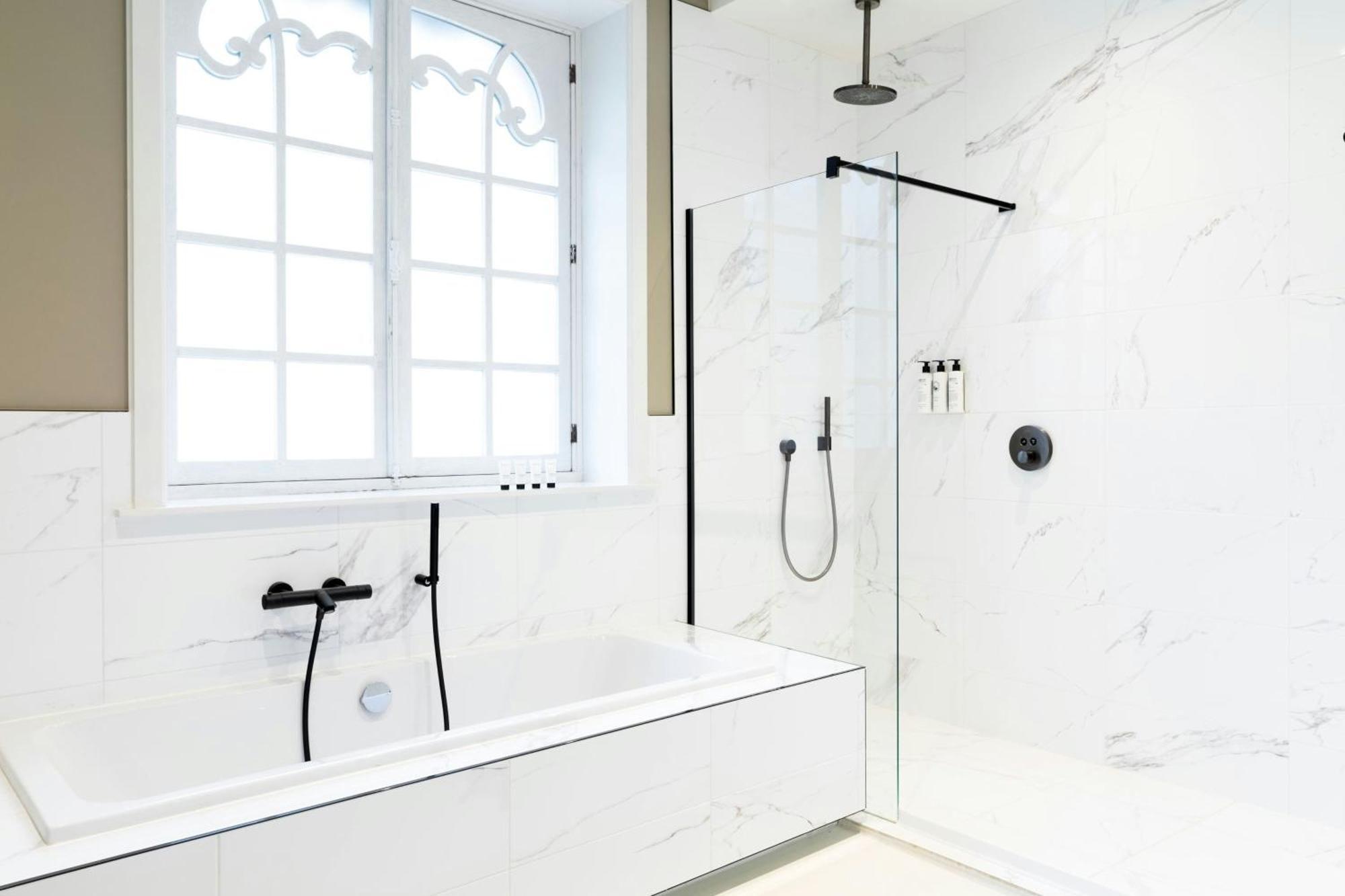 Sapphire House Antwerp, Autograph Collection Hotel Exterior photo A shower bath